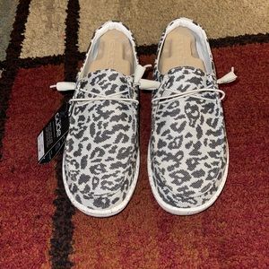 Women's Shoe
Wendy Woven - Cheetah Grey size 11